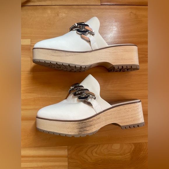 Kelsi Dagger Women's White Slip-On Mules with Chain Detail - Picture 5 of 10